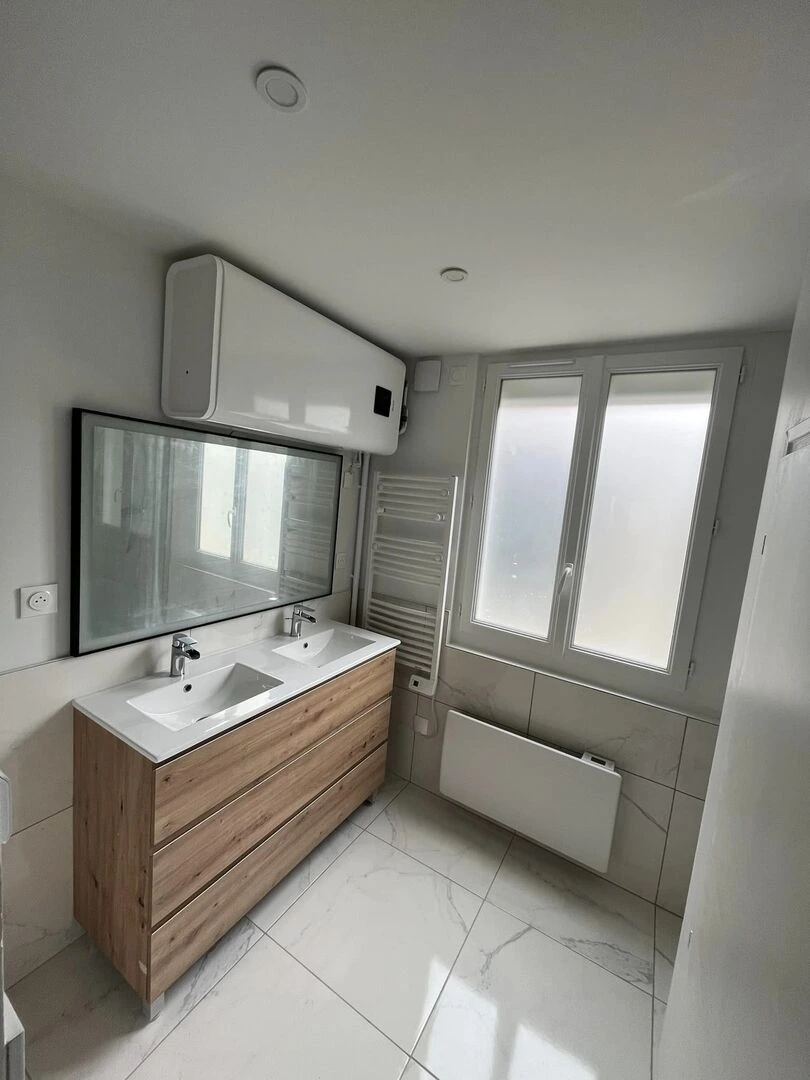 Salle de bain avec carrelage blanc mabré