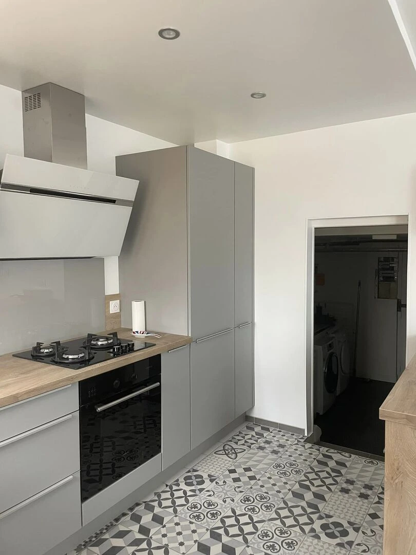 Cuisine grise métallisé/bois avec carrelage mosaïque