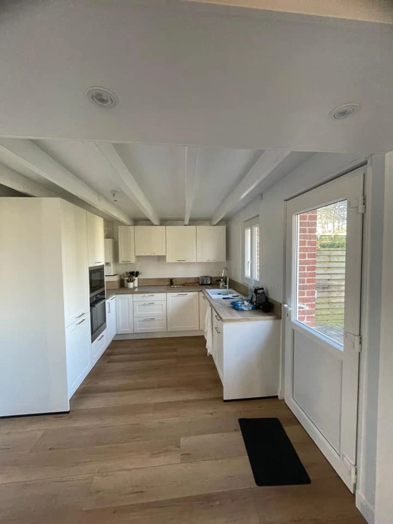 Cuisine anciene blanche et parquet