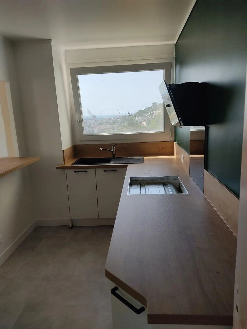 Cuisine blanc/bleue carnard, plan de travail en bois et parquet