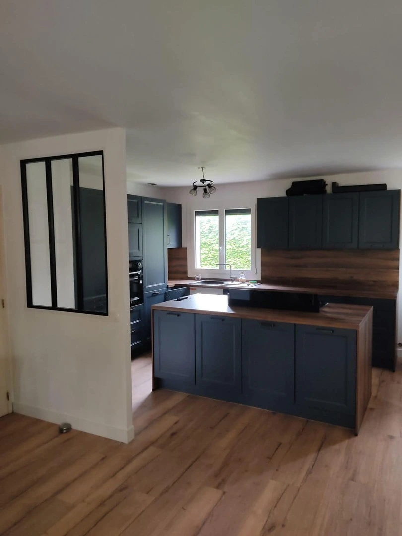 Cuisine moderne Noir/bois foncé avec îlot central