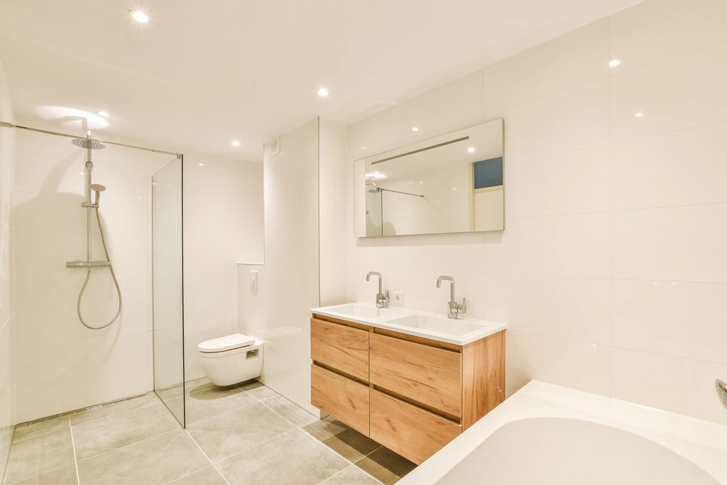 salle de bain rénover, blanc et bois